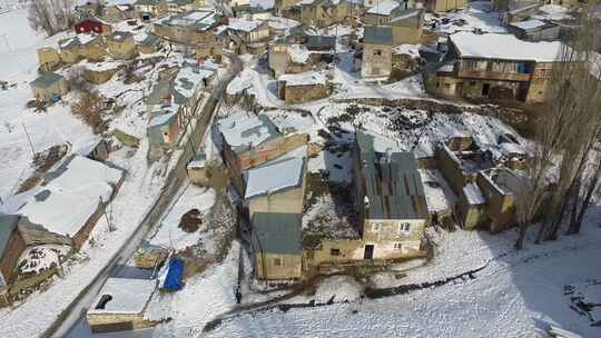 下雪摧毁了阿富汗贫困的城镇房屋地理