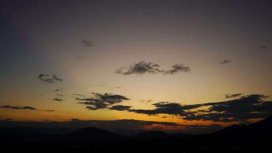 山峰晚霞天黑延时天空夜幕降临黄昏日落余晖