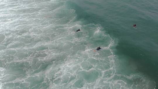 航拍冲浪者等待海浪
