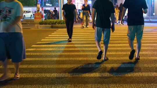 行人过马路夜晚夜景晚上城市交通行人人群人