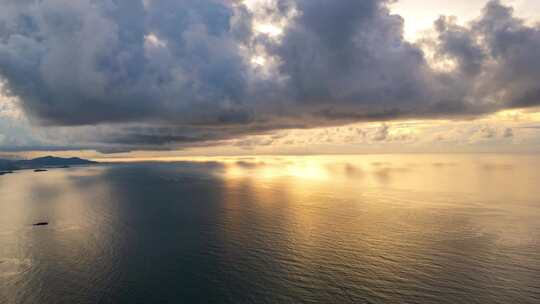 海边观海的人欣赏壮丽的海上日出景色