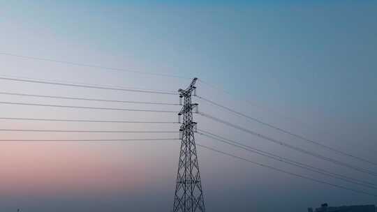 黎明日出前的高压输电塔