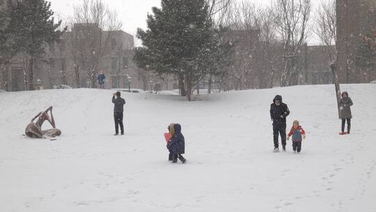 下雪天人们玩雪嬉戏