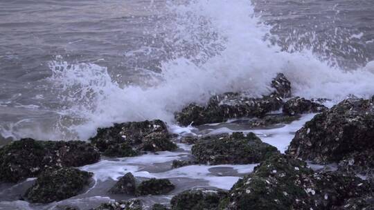 海浪拍打岩石慢镜