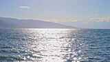 新疆赛里木湖闪闪发光的湖面高清在线视频素材下载