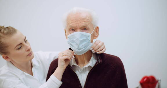 戴口罩对抗冠状病毒的老人