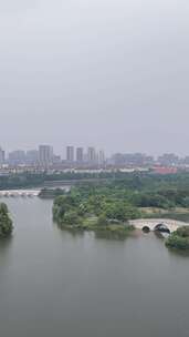 竖版航拍四川眉山东坡城市湿地公园