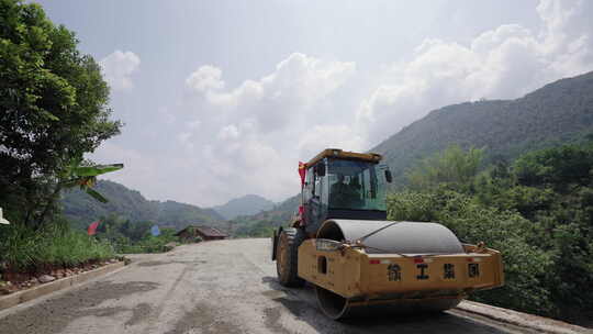 山区道路压路机施工场景