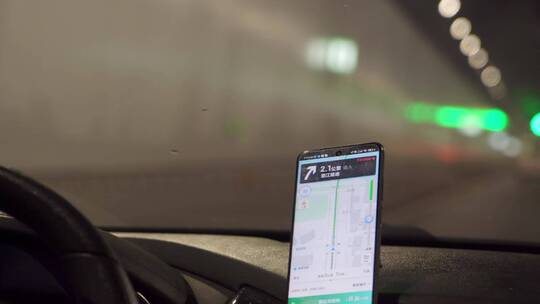 网约车司机使用手机APP导航驾驶城市道路