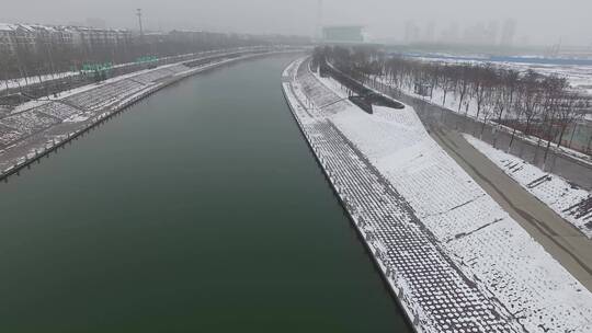 城市河畔两岸冬季航拍雪景