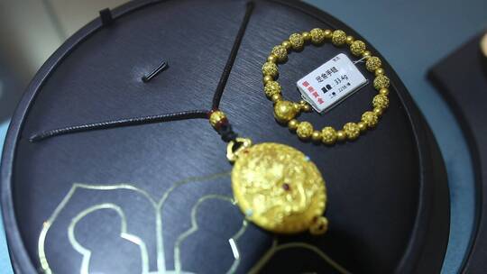 济南银座商城商品展示，服装珠宝美妆产品