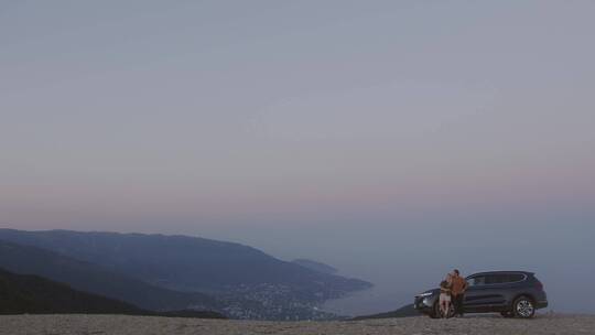 夫妇在清晨的海边看风景