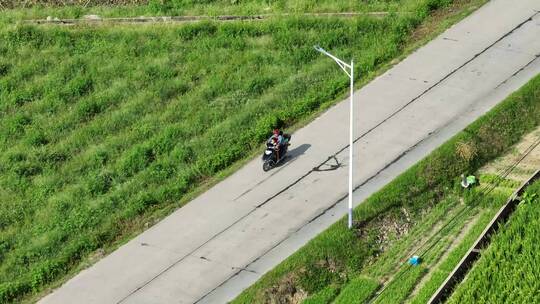 乡村道路骑摩托货车开过