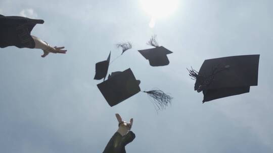 毕业抛向天空的学士帽视频素材模板下载