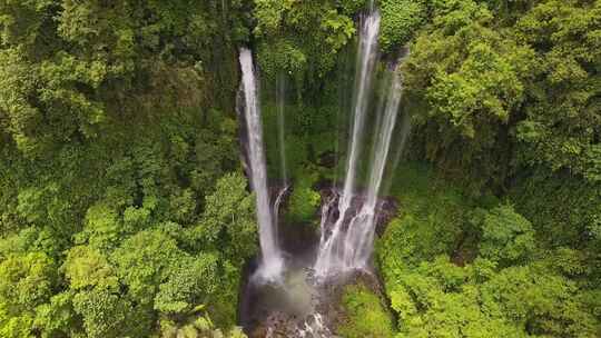 4k风景航拍绿色森林里的瀑布