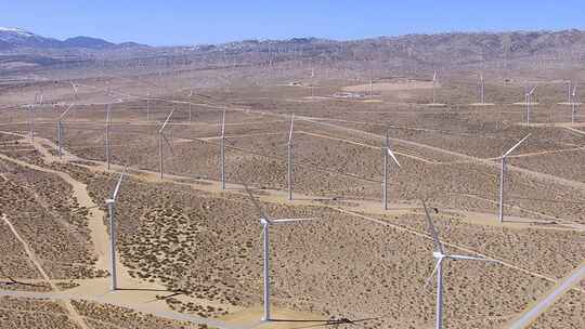 晴天空中站在沙漠中的风力涡轮机