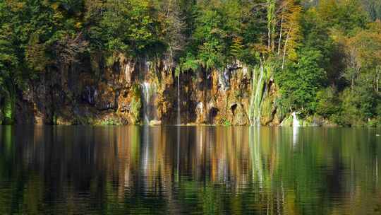 森林瀑布湖水倒影绿树水面波浪