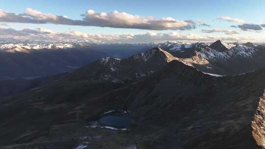 侧飞冷嘎措群山