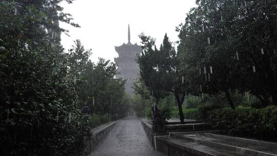 泉州东西塔开元寺下雨天雨景