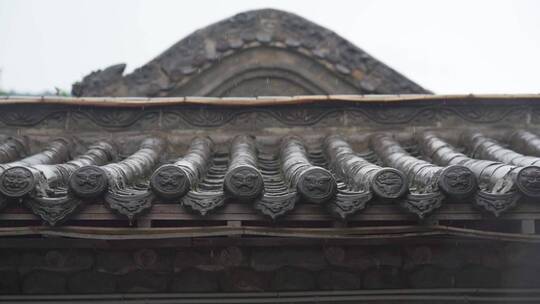 雨天古建筑屋顶