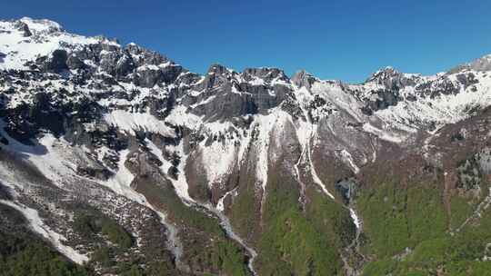 高山被白雪覆盖