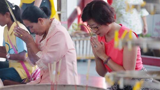 泰国旅游视频泰国民众焚香跪拜祈福