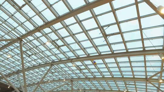 现代建筑的玻璃屋顶。建筑物的重叠屋顶
