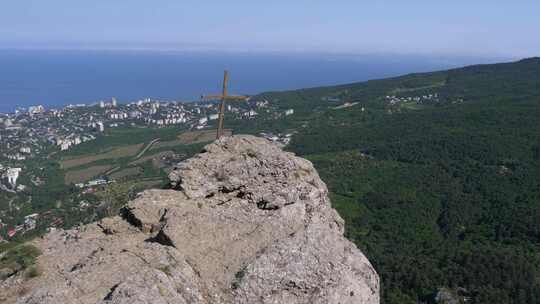 山中有十字架的岩石景观