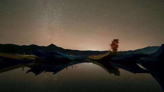 夜晚泸沽湖上的星空延时摄影