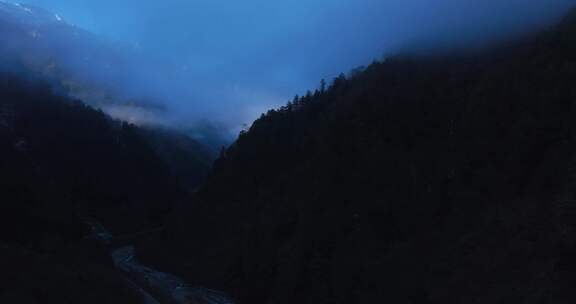 穿越山间河谷云雾