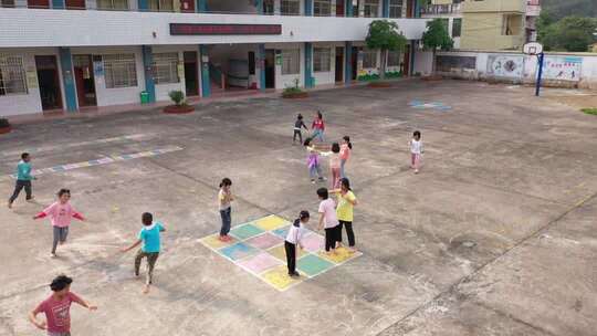学校操场学生玩耍场景