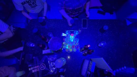 4k ktv里聚会的年轻人唱歌喝酒玩骰子视频素材模板下载