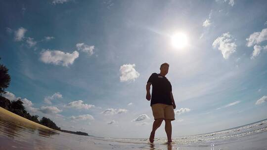 泰国旅游视频泰国沙滩上的一个游客视频素材模板下载