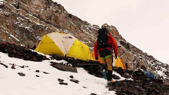 攀登岷山山脉雪宝顶雪山的登山者抵达大本营