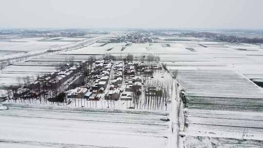 航拍冬天村庄雪景