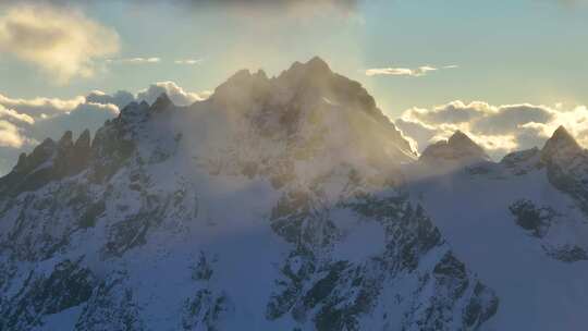 航拍雪山日照金山