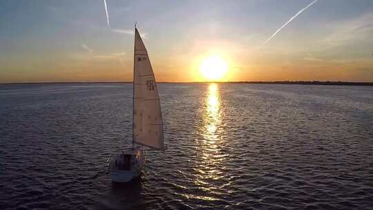 夕阳下海面上的帆船