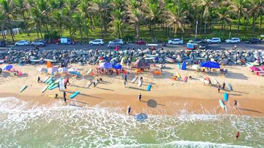 海南省万宁市日月湾阳光下的大海沙滩椰树