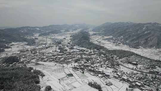 雪后山区高速公路航拍全景