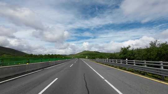 开车行驶在草原天路 草原风景 草原道路