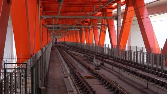 重庆地铁6号线穿越千厮门大桥