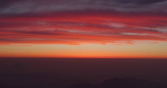 泰山山顶游客观看日出太阳升起