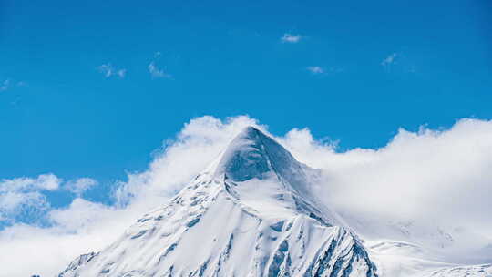 中国西藏那曲市萨普山峰雪山蓝天白云