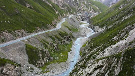 航拍山谷中的新疆独库公路
