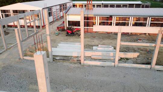 农村城镇郊区建筑工人正在施工建造房子