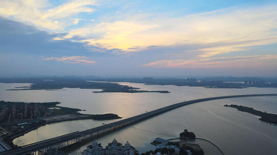 航拍城市跨湖大桥交通道路湖景