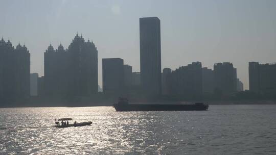 武汉江滩地拍长江江面对岸高楼大厦
