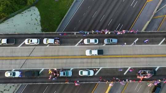 特朗普总统支持者在佛罗里达州立交桥上的俯瞰照片