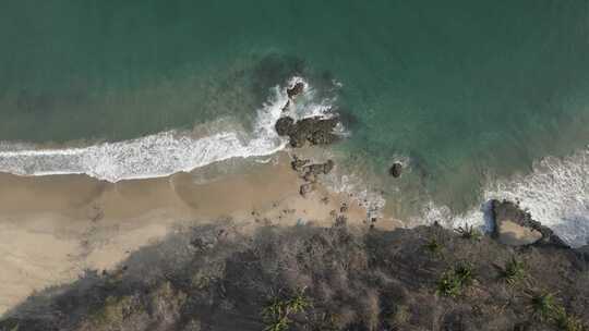 空中俯瞰海浪轻轻拍打沙滩