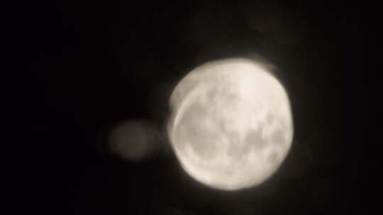 深夜晚水中月亮月球唯美中秋